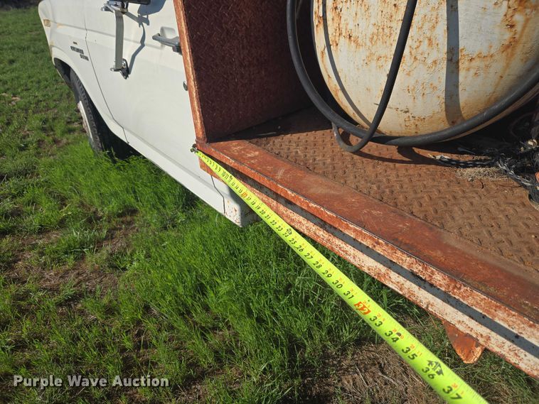 image for item ET5098 1980 Ford F350 flatbed pickup truck