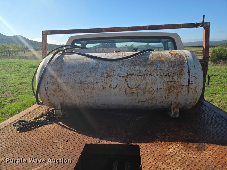 image for item ET5098 1980 Ford F350 flatbed pickup truck