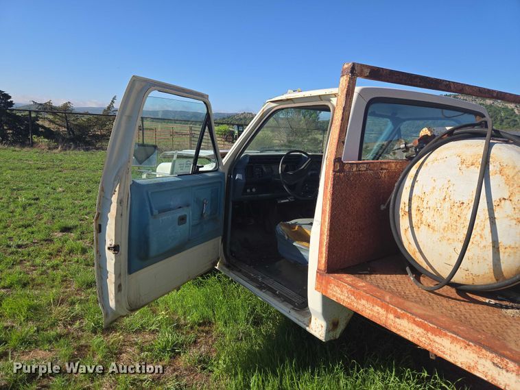 image for item ET5098 1980 Ford F350 flatbed pickup truck
