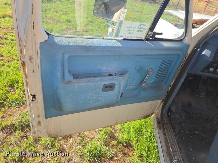 image for item ET5098 1980 Ford F350 flatbed pickup truck