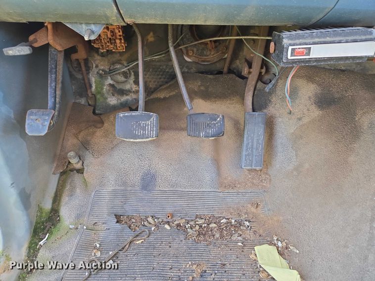 image for item ET5098 1980 Ford F350 flatbed pickup truck