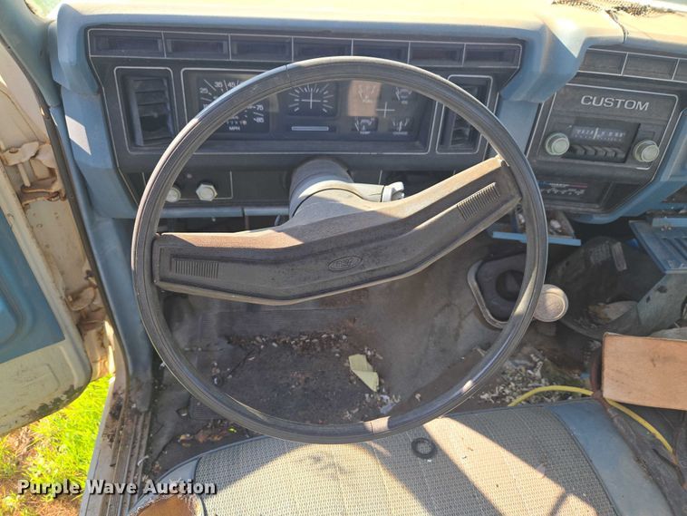 image for item ET5098 1980 Ford F350 flatbed pickup truck