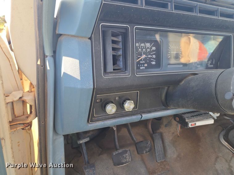 image for item ET5098 1980 Ford F350 flatbed pickup truck
