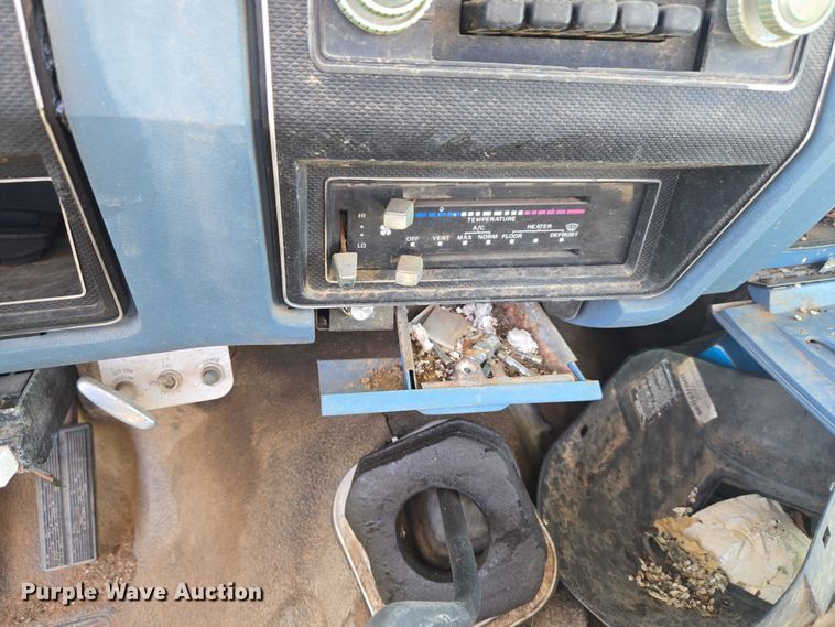 image for item ET5098 1980 Ford F350 flatbed pickup truck