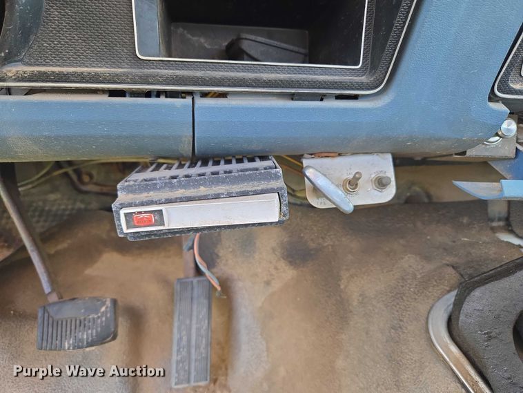 image for item ET5098 1980 Ford F350 flatbed pickup truck