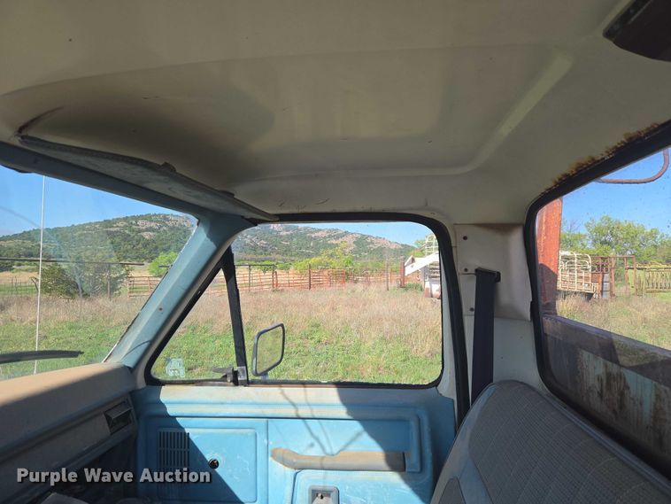 image for item ET5098 1980 Ford F350 flatbed pickup truck
