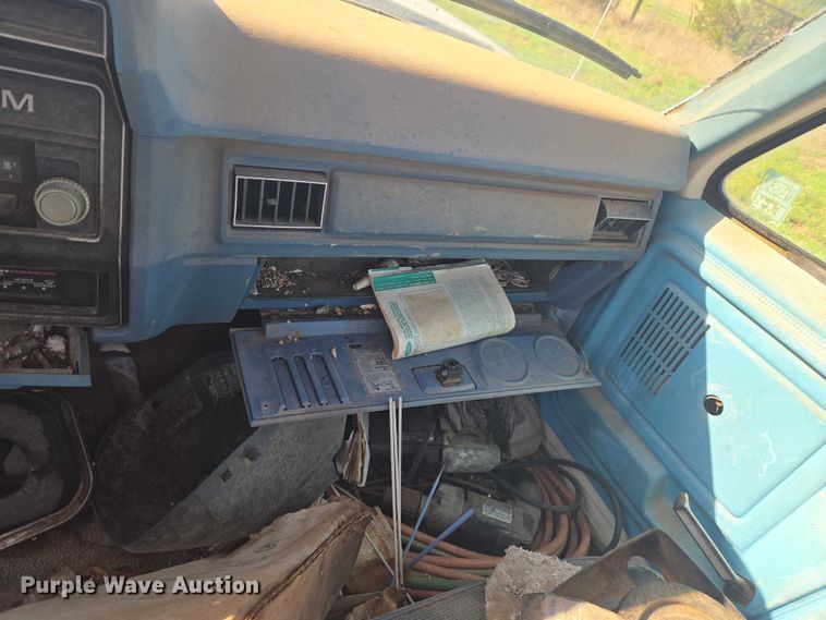 image for item ET5098 1980 Ford F350 flatbed pickup truck
