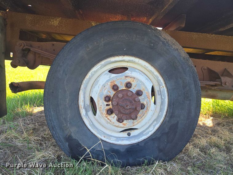 image for item ET5098 1980 Ford F350 flatbed pickup truck