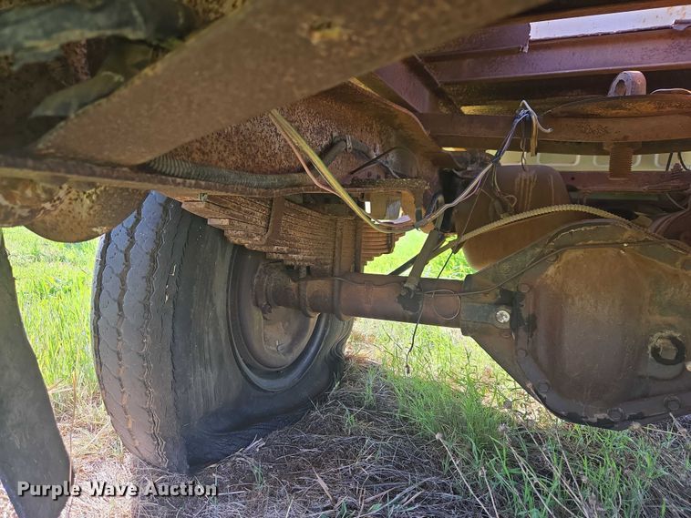 image for item ET5098 1980 Ford F350 flatbed pickup truck