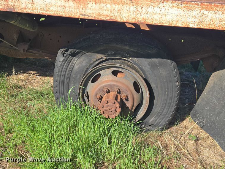 image for item ET5098 1980 Ford F350 flatbed pickup truck