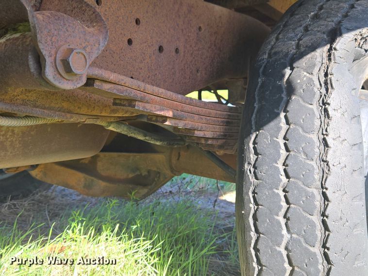image for item ET5098 1980 Ford F350 flatbed pickup truck