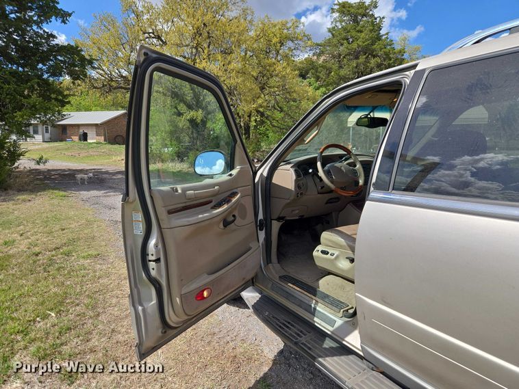 image for item ET5156 2001 Lincoln Navigator SUV