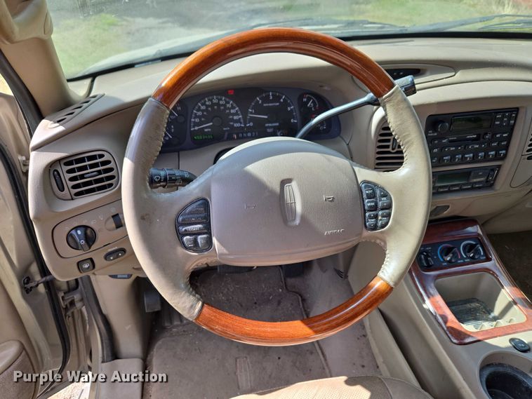image for item ET5156 2001 Lincoln Navigator SUV