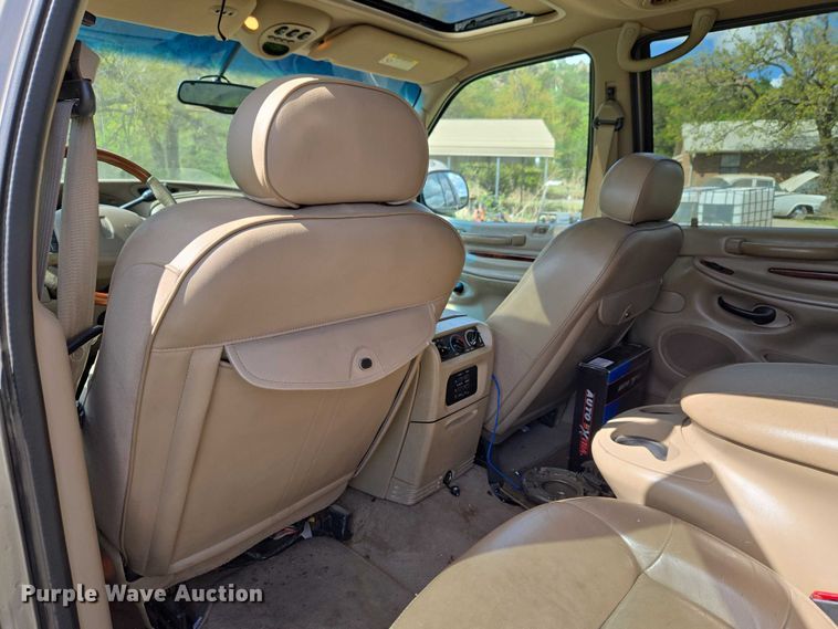 image for item ET5156 2001 Lincoln Navigator SUV