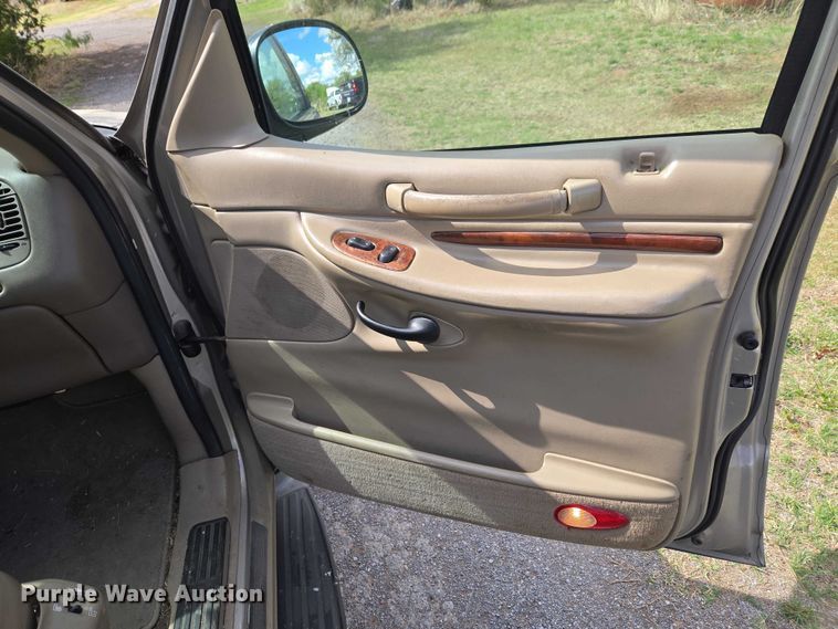 image for item ET5156 2001 Lincoln Navigator SUV
