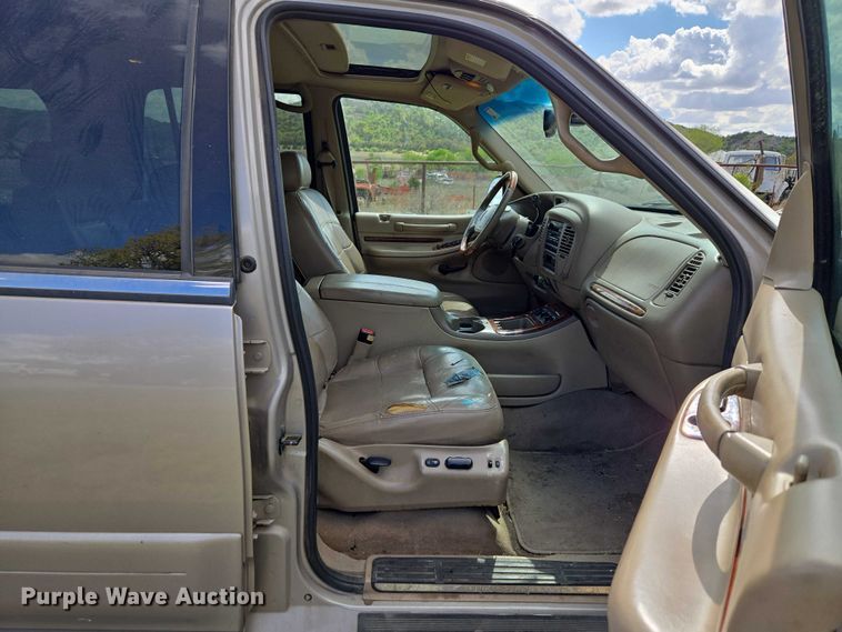 image for item ET5156 2001 Lincoln Navigator SUV