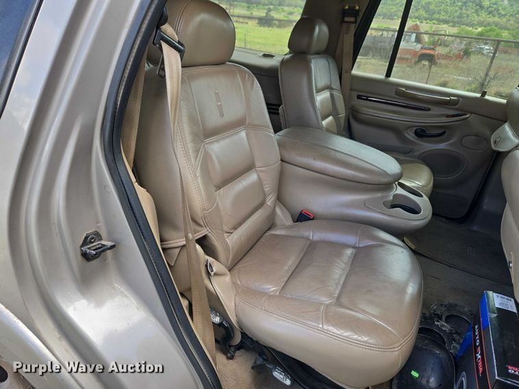 image for item ET5156 2001 Lincoln Navigator SUV