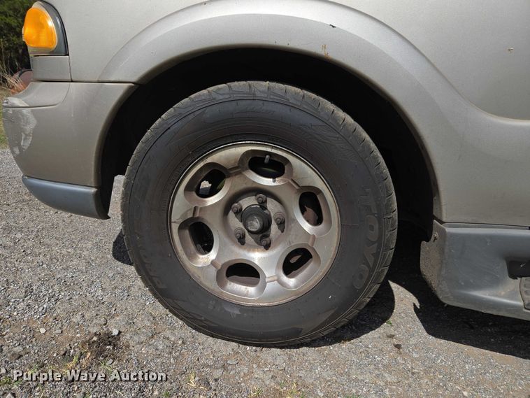 image for item ET5156 2001 Lincoln Navigator SUV
