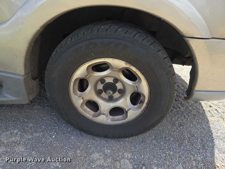 image for item ET5156 2001 Lincoln Navigator SUV