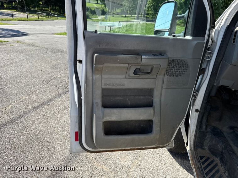 image for item ET6345 2011 Ford E350 Super Duty utility van