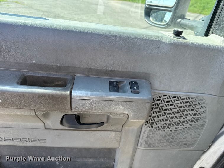 image for item ET6345 2011 Ford E350 Super Duty utility van