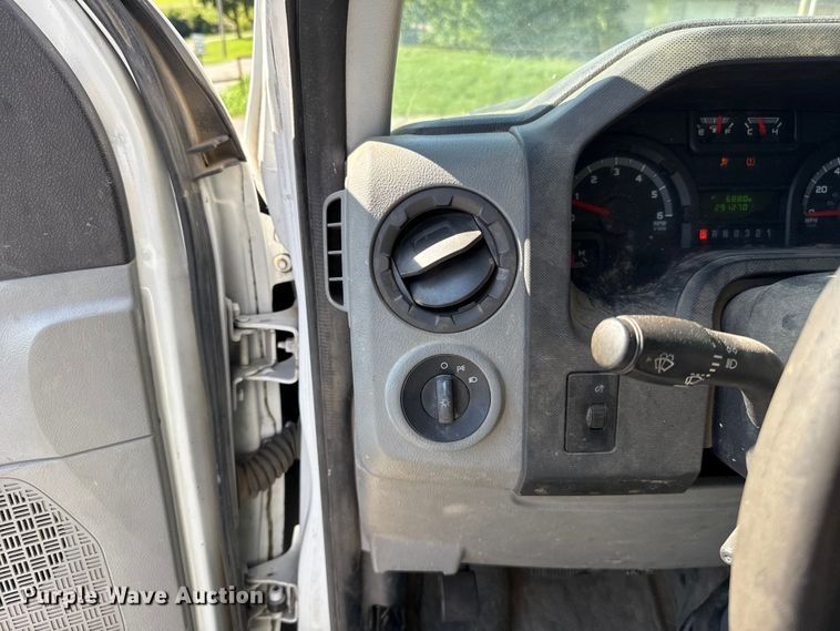 image for item ET6345 2011 Ford E350 Super Duty utility van