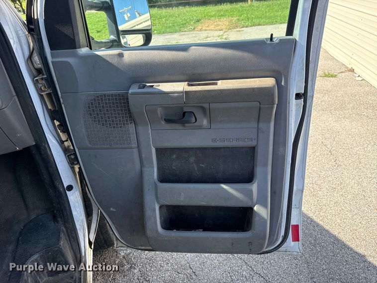image for item ET6345 2011 Ford E350 Super Duty utility van