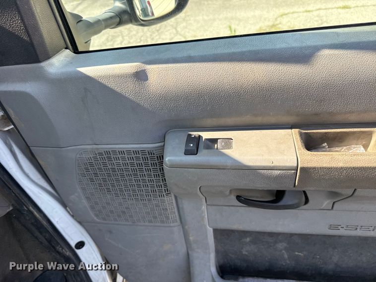 image for item ET6345 2011 Ford E350 Super Duty utility van