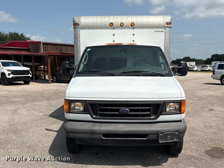 image for item EU0764 2004 Ford E350 box truck