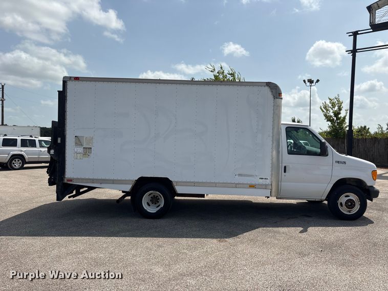 image for item EU0764 2004 Ford E350 box truck