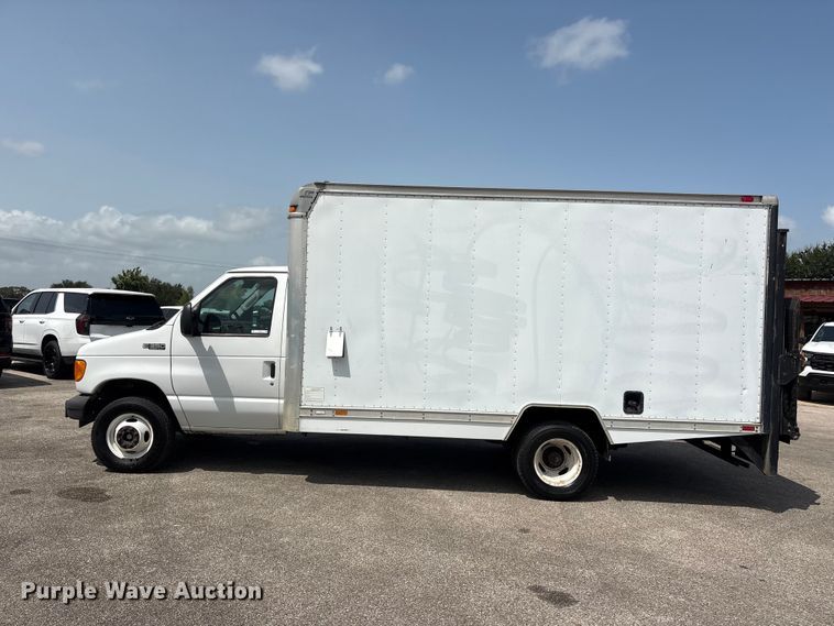 image for item EU0764 2004 Ford E350 box truck