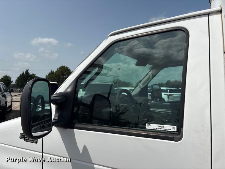 image for item EU0764 2004 Ford E350 box truck
