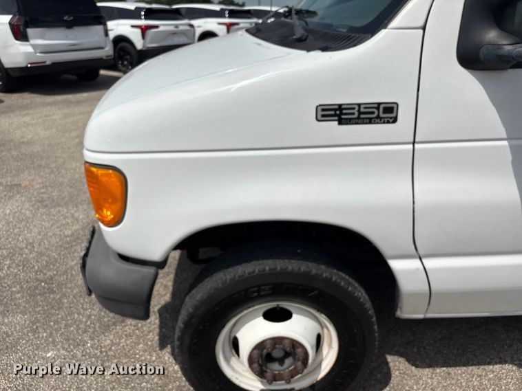 image for item EU0764 2004 Ford E350 box truck