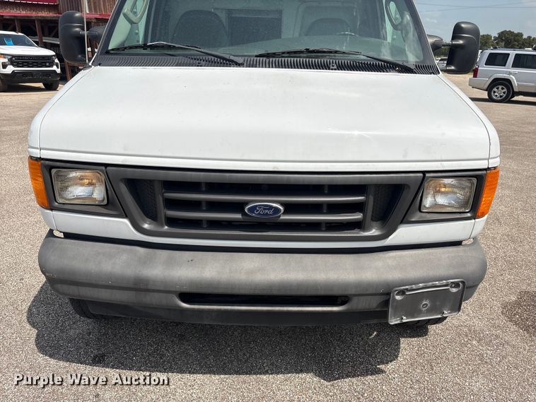 image for item EU0764 2004 Ford E350 box truck