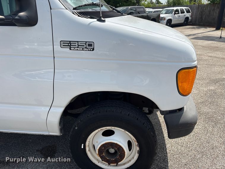 image for item EU0764 2004 Ford E350 box truck