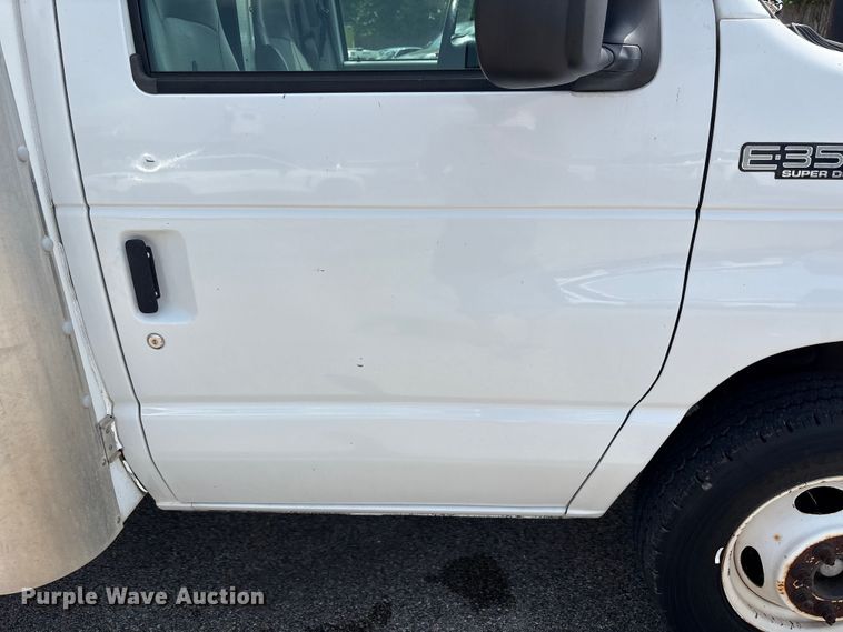 image for item EU0764 2004 Ford E350 box truck
