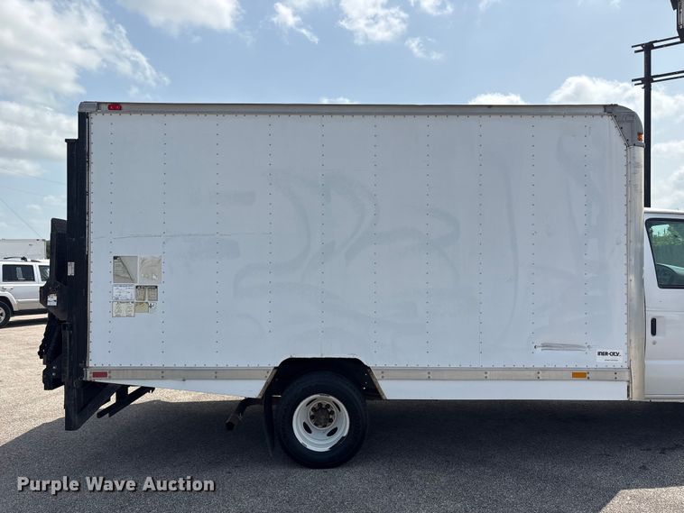 image for item EU0764 2004 Ford E350 box truck