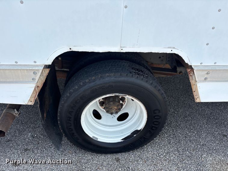 image for item EU0764 2004 Ford E350 box truck