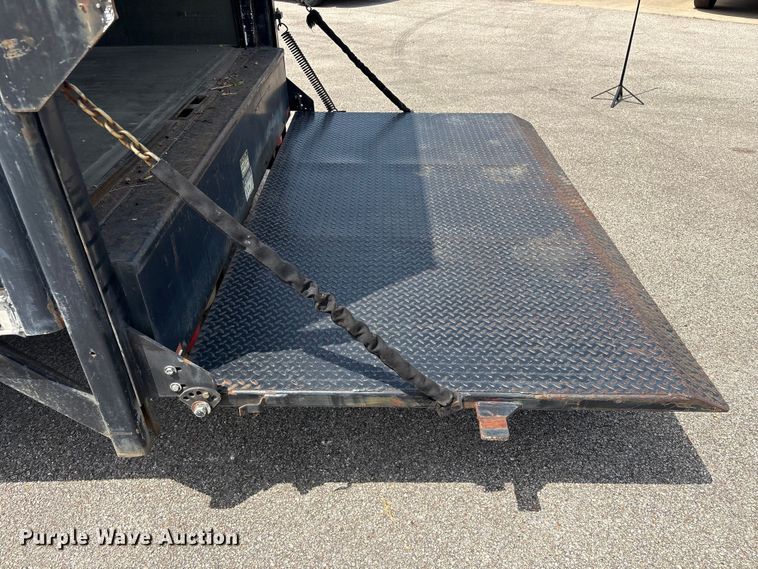 image for item EU0764 2004 Ford E350 box truck