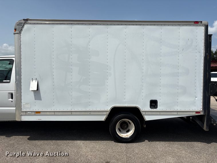 image for item EU0764 2004 Ford E350 box truck