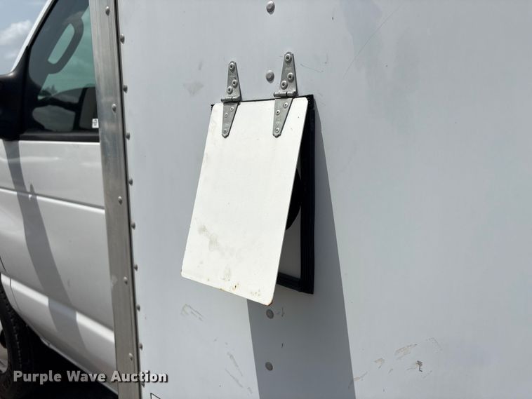 image for item EU0764 2004 Ford E350 box truck