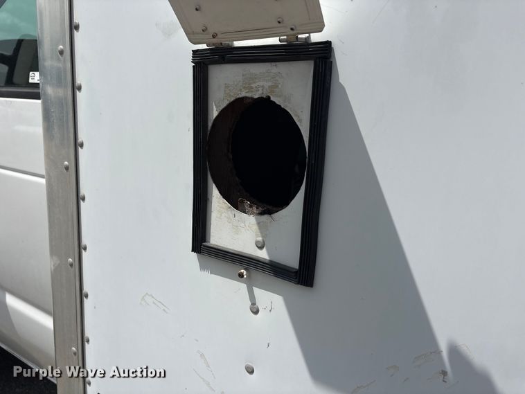 image for item EU0764 2004 Ford E350 box truck