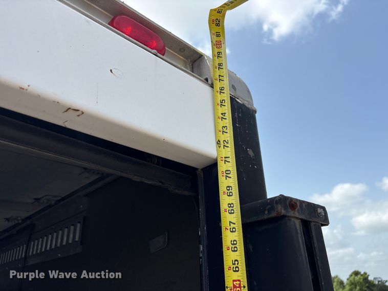 image for item EU0764 2004 Ford E350 box truck
