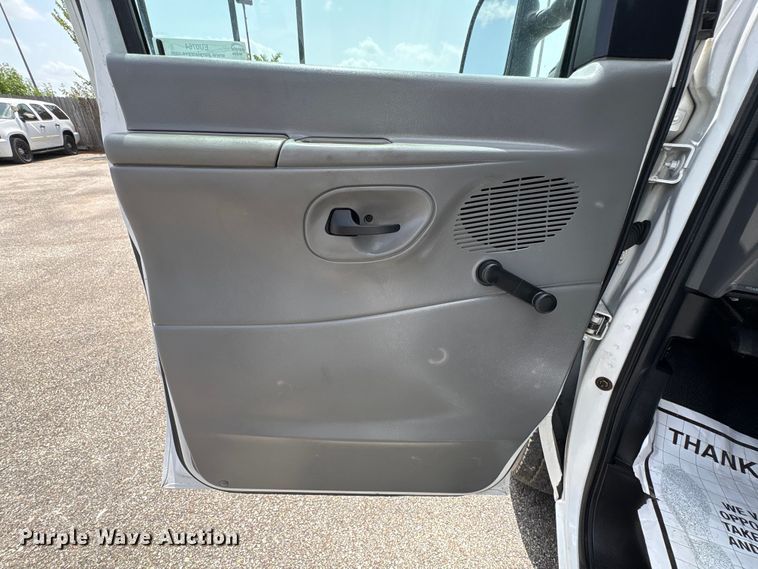 image for item EU0764 2004 Ford E350 box truck