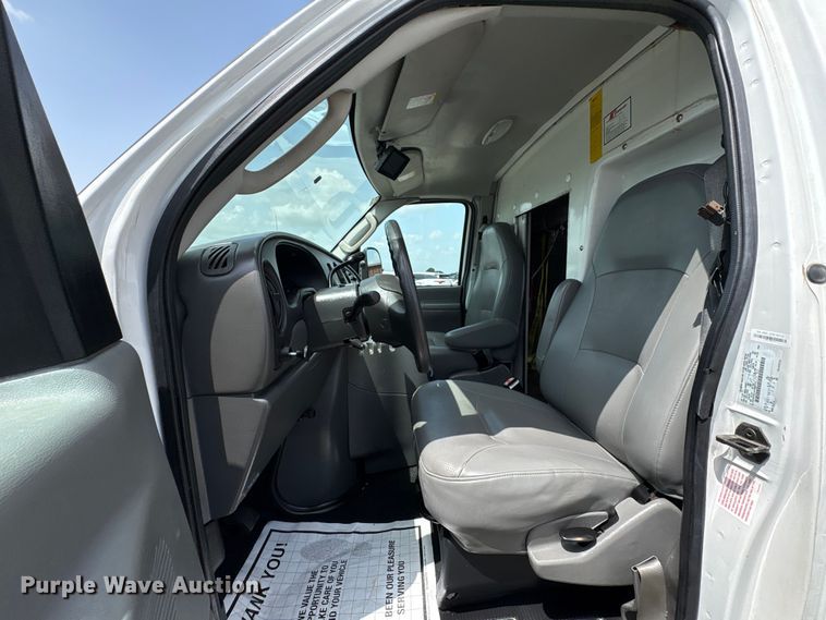 image for item EU0764 2004 Ford E350 box truck