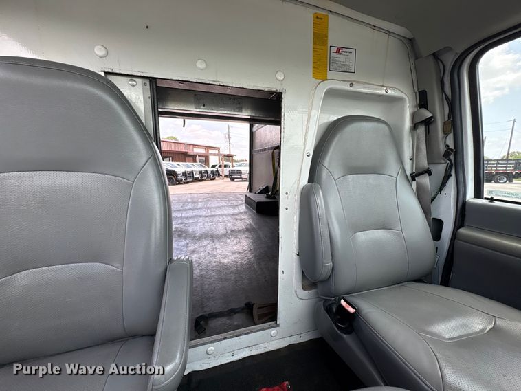 image for item EU0764 2004 Ford E350 box truck