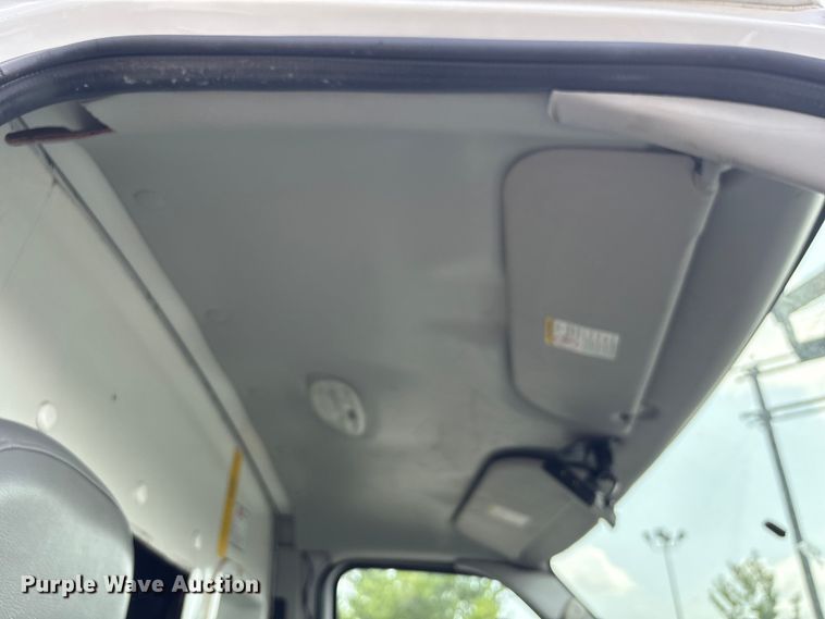 image for item EU0764 2004 Ford E350 box truck