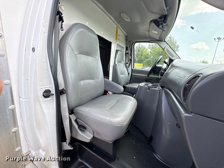 image for item EU0764 2004 Ford E350 box truck