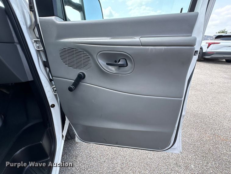 image for item EU0764 2004 Ford E350 box truck
