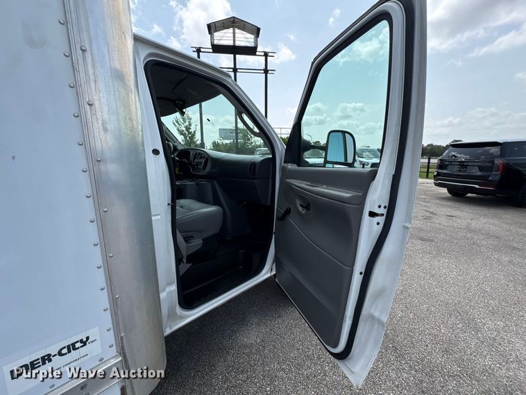 image for item EU0764 2004 Ford E350 box truck